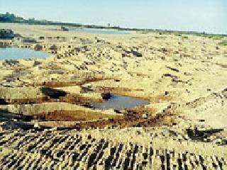 Pokaland explored the sand before auction | लिलावापूर्वी पोकलँडने रेती उत्खनन