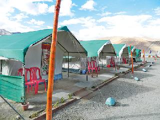 Take the tent here .. | तिथेच टाका तंबू..