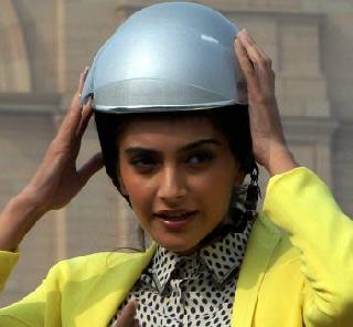 Helmets apply on the back of the bike | दुचाकीवर मागे बसणा-यासही हेल्मेटसक्ती लागू