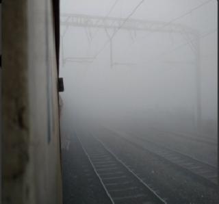Due to the fog, the Central and Western Railway's traffic slowed down | दाट धुक्यामुळे मध्य व पश्चिम रेल्वेची वाहतूक मंदावली