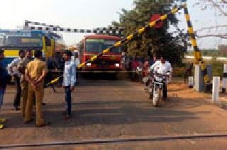 Railway gate breaks down; Two-hour traffic jam | वाहनाच्या धडकेत रेल्वे फाटक तुटले; दोन तास वाहतूक ठप्प