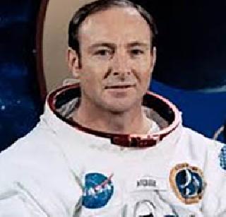 Edgar Mitchell Calvash, who descended on the moon | चंद्रावर उतरणारे एडगर मिशेल कालवश