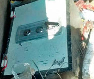 The money taken by the cash was thrown out of the locker cash pocket | पैसे काढून ती तिजोरी रोखपालाच्या पतीनेच फेकली कचऱ्यात The money taken by the cash was thrown out of the locker cash pocket | पैसे काढून ती तिजोरी रोखपालाच्या पतीनेच फेकली कचऱ्यात