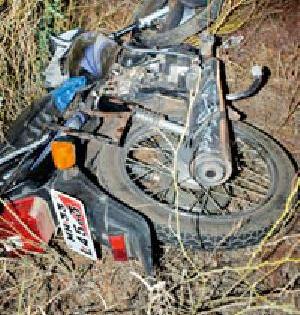 Two people killed in a bike accident | दुचाकी अपघातात दोन जण ठार