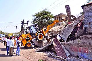 Encroachment destroyed | अतिक्रमण उद्ध्वस्त