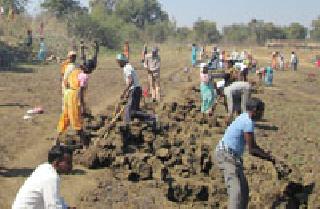 42 million man-made days from MNREGA | मनरेगातून ४२ लाख मनुष्यनिर्मित दिवस 42 million man-made days from MNREGA | मनरेगातून ४२ लाख मनुष्यनिर्मित दिवस