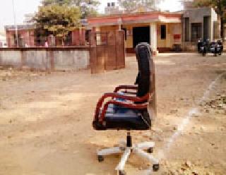 The project officer's chair was thrown by the teacher on the Pokli road | प्रकल्प अधिकाऱ्याची खुर्ची त्रस्त शिक्षकाने फेकली रस्त्यावर The project officer's chair was thrown by the teacher on the Pokli road | प्रकल्प अधिकाऱ्याची खुर्ची त्रस्त शिक्षकाने फेकली रस्त्यावर