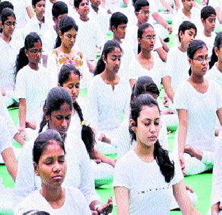 9 63 students of municipal corporation have studied the importance of yoga | महापालिकेच्या ९६३ विद्यार्थ्यांनी गिरवले योगविद्येचे धडे