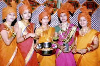 Tree gift instead of goods for women | भावसार महिलांची वस्तूऐवजी वृक्ष भेट Tree gift instead of goods for women | भावसार महिलांची वस्तूऐवजी वृक्ष भेट