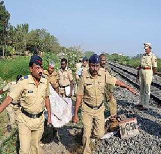 Five dead in Solapur train crash | सोलापूरमध्ये रेल्वेच्या धडकेत पाच ठार Five dead in Solapur train crash | सोलापूरमध्ये रेल्वेच्या धडकेत पाच ठार