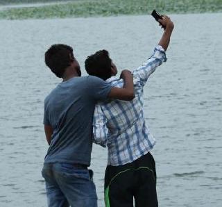 Three students lost their lives in the canal of Selfie Nada | सेल्फीच्या नादात कालव्यात पडून तीन विद्यार्थ्यांनी गमावला जीव