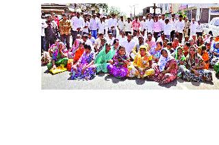 Stop the road for water supply scheme | पाणीपुरवठा योजनेसाठी रास्ता रोको Stop the road for water supply scheme | पाणीपुरवठा योजनेसाठी रास्ता रोको