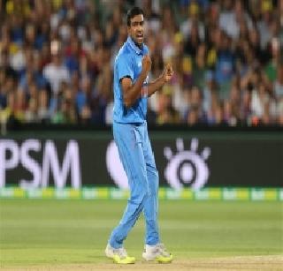 Ashwin's penetrating glandaji, half of Sri Lanka's half-century in Powerplay 6 overs | अश्विनची भेदक गोंलदाजी, पावरप्लेच्या ६ षटकात लंकेचा अर्धा संघ बाद