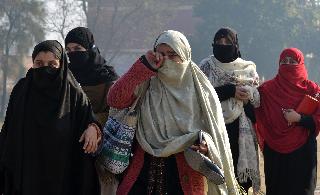 The child started the month of Khan Khan, allowing teachers to carry guns | बच्चा खान विद्यापीठ महिन्याने सुरु, शिक्षकांना बंदूक बाळगण्याची परवानगी