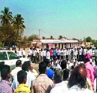 Highway for one and a half hour to water | पाण्यासाठी दीड तास रोखला महामार्ग Highway for one and a half hour to water | पाण्यासाठी दीड तास रोखला महामार्ग