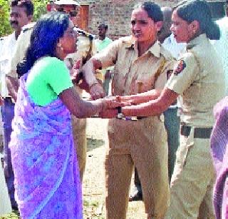 Intense stress due to encroachment action | अतिक्रमण कारवाईवरून अंथुर्णेत तणाव Intense stress due to encroachment action | अतिक्रमण कारवाईवरून अंथुर्णेत तणाव