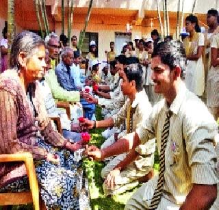 Grandmother-grandfather also got loaded | आजी-आजोबाही भारावले Grandmother-grandfather also got loaded | आजी-आजोबाही भारावले