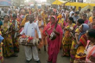 Lotus Jansagar in Ghoikheda for the visit of Bandoji Maharaj | बेंडोजी महाराजांच्या दर्शनासाठी घुईखेडात लोटला जनसागर