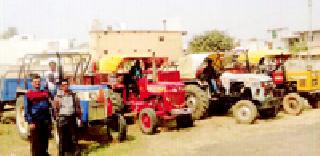 Four tractors carrying illegal sand transport were seized | अवैध रेती वाहतूक करणारे चार ट्रॅक्टर पकडले