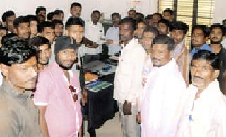 Shivsainik's strike plans hit the office | शिवसैनिकांची सडक योजना कार्यालयावर धडक Shivsainik's strike plans hit the office | शिवसैनिकांची सडक योजना कार्यालयावर धडक