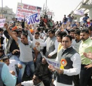 Violent turn of the Jat reservation movement, 1 killed 9 injured | जाट आरक्षण आंदोलनाला हिंसक वळण, 1 ठार 9 जखमी