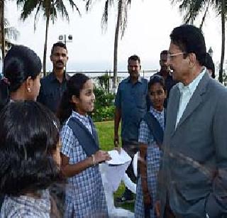 Children of suicidal families in Marathwada visit the heart of the governors | मराठवाड्यातील आत्महत्याग्रस्त कुटुंबातील मुलांची राज्यपालांसोबत हृदय भेट