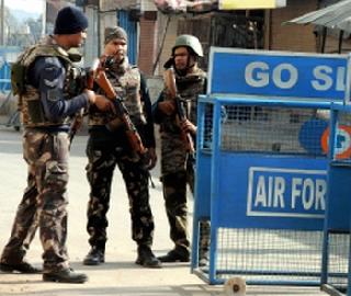 Pakistan police filed an FIR in Pathankot attack case | पठाणकोट हल्ला प्रकरणी अखेर पाकिस्तान पोलिसांनी केला गुन्हा दाखल