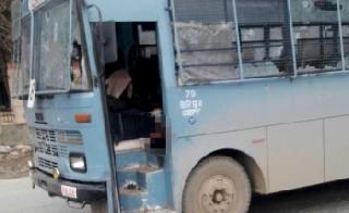 Two jawans were killed in a jeep in the CRPF bus in Jammu Kashmir | जम्मू काश्मीरमध्ये सीआरपीफच्या बसवर झालेल्या हल्यात 2 जवान शहीद