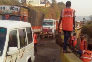 The Mumbai-Pune expressway traffic still stops | मुंबई - पुणे एक्स्पेस वे वरील वाहतूक अजूनही ठप्पच