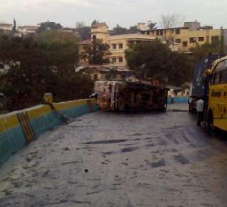 Mumbai Pune Expressway Junk | तेलाचा टँकर उलटल्याने मुंबई पुणे एक्स्प्रेस वे ठप्प