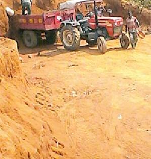 Use of Murmu on the farm for the farmland | शेततळ्याच्या पाळीवरील मुरुमाचा रस्त्यासाठी वापर Use of Murmu on the farm for the farmland | शेततळ्याच्या पाळीवरील मुरुमाचा रस्त्यासाठी वापर