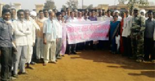 Hundreds of farmers came to Tehsil | शेकडो शेतकरी तहसीलवर धडकले Hundreds of farmers came to Tehsil | शेकडो शेतकरी तहसीलवर धडकले
