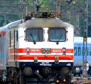 Train is now on the train as the train beauties | विमानाप्रमाणे ट्रेनमध्ये आता रेल्वे सुंदरी