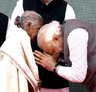 Prodigy of the elderly grandmother of the toilets selling the goats | शेळ्या विकून शौचालय बांधणा-या वयस्कर आजीचे मोदींकडून कौतुक