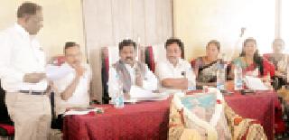 Yeweli Digitize the officials in the development of Matragram | येवली आदर्शग्रामच्या विकासात अधिकाऱ्यांचा खोडा Yeweli Digitize the officials in the development of Matragram | येवली आदर्शग्रामच्या विकासात अधिकाऱ्यांचा खोडा