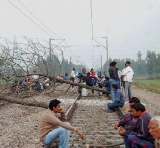 Jat reservation - Agitators burnt the railway engine in Rajasthan | जाट आरक्षण - आंदोलकांनी राजस्थानमध्ये जाळलं रेल्वेचं इंजिन