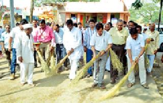 Cleanliness by the departmental commissioner in Shendgaon | शेंडगावात विभागीय आयुक्तांनी केली सफाई