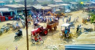 Bimaragad encroach deleted | भामरागडातील अतिक्रमण हटविले Bimaragad encroach deleted | भामरागडातील अतिक्रमण हटविले