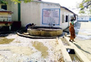 Water wastage in the tank system | नळ योजनेच्या टाकीतून पाण्याचा अपव्यय Water wastage in the tank system | नळ योजनेच्या टाकीतून पाण्याचा अपव्यय