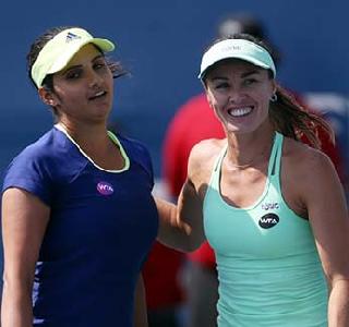 Sania-Martina pair breaks a series of 41 consecutive wins | सानिया-मार्टिना जोडीची सलग ४१ विजयाची मालिका खंडीत