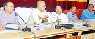 Take the work from Jalgaon villages in NREG | जलयुक्तच्या गावांमध्ये नरेगातून कामे घ्या