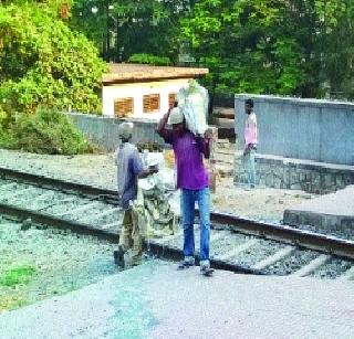 The contractor broke the defense wall of the wall | ठेकेदाराने तोडली रेल्वेची संरक्षण भिंत The contractor broke the defense wall of the wall | ठेकेदाराने तोडली रेल्वेची संरक्षण भिंत