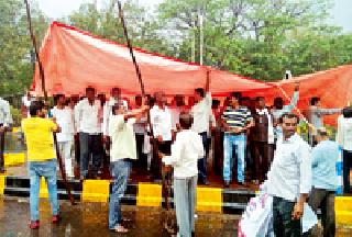 Farmers' fasting during heavy rains | भर पावसात शेतकऱ्यांचे उपोषण Farmers' fasting during heavy rains | भर पावसात शेतकऱ्यांचे उपोषण