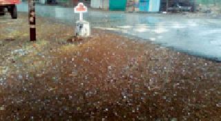 The hailstorm hit the district | जिल्ह्यात ठिकठिकाणी गारपिटीचा तडाखा