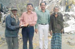 The tehsildar gave support to the unscrupulous people selling scraps | भंगार वेचणाऱ्या निराधारांना दिला तहसीलदाराने आधार The tehsildar gave support to the unscrupulous people selling scraps | भंगार वेचणाऱ्या निराधारांना दिला तहसीलदाराने आधार