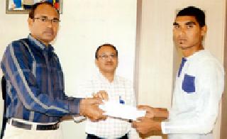 District Co-operative Bank provides checks of two lakhs | जिल्हा सहकारी बँकेतर्फे दोन लाखांचा धनादेश प्रदान