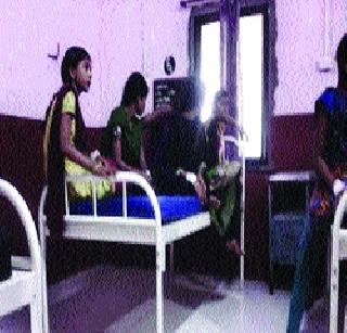 Poisoning of 13 girls from the ashram school | आश्रमशाळेतील १३ मुलींना विषबाधा Poisoning of 13 girls from the ashram school | आश्रमशाळेतील १३ मुलींना विषबाधा