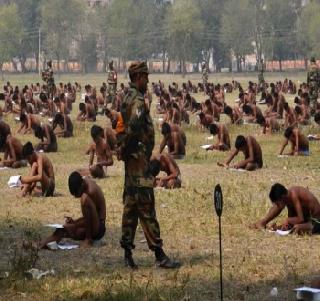 During the Army recruitment exam, candidates were given due to examinations on the underwear to avoid cheating | लष्कर भरती परीक्षेदरम्यान चीटिंग टाळण्यासाठी उमदेवारांना द्यावी लागली अंडरवेअरवर परीक्षा