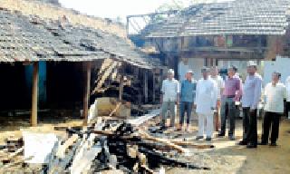Lightning collapsed, burnt at home | वीज कोसळली, घर जळून खाक Lightning collapsed, burnt at home | वीज कोसळली, घर जळून खाक