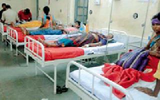 The orange truck collapses and injures 12 people | संत्र्याचा ट्रक उलटून १२ मजूर जखमी The orange truck collapses and injures 12 people | संत्र्याचा ट्रक उलटून १२ मजूर जखमी